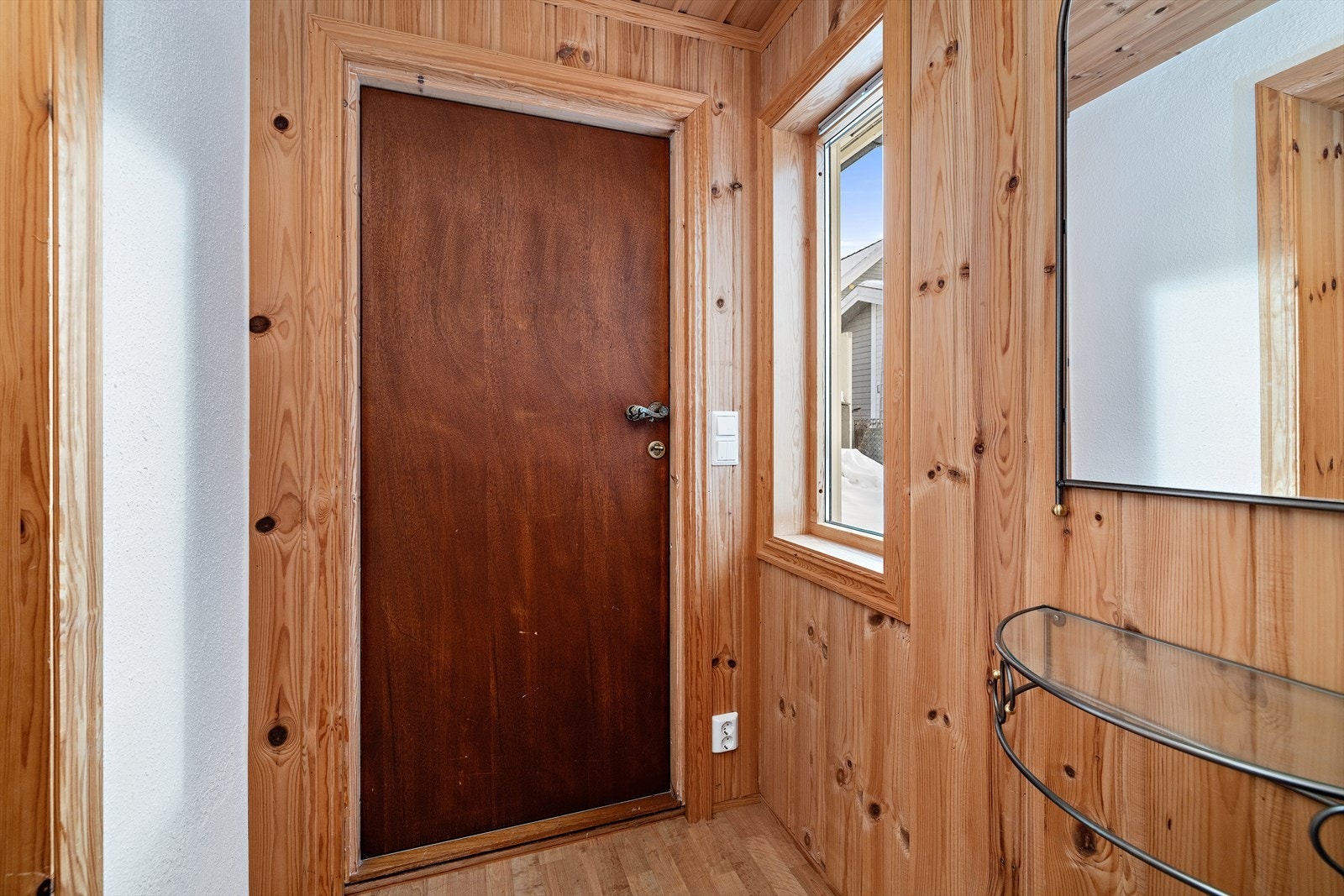 Separat inngang til underetasjen gir økt fleksibilitet i bruken av boligen. Galleribilde