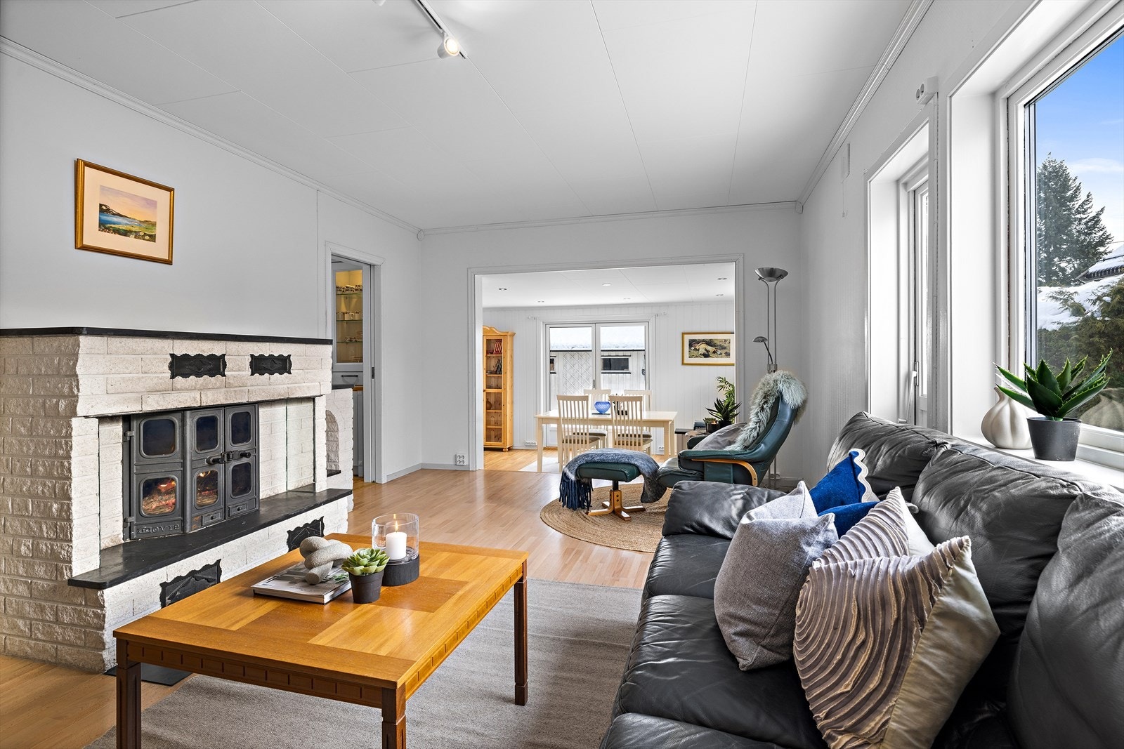 Stuen er et lunt samlingspunkt med en murt peis med peisinnsats. Galleribilde