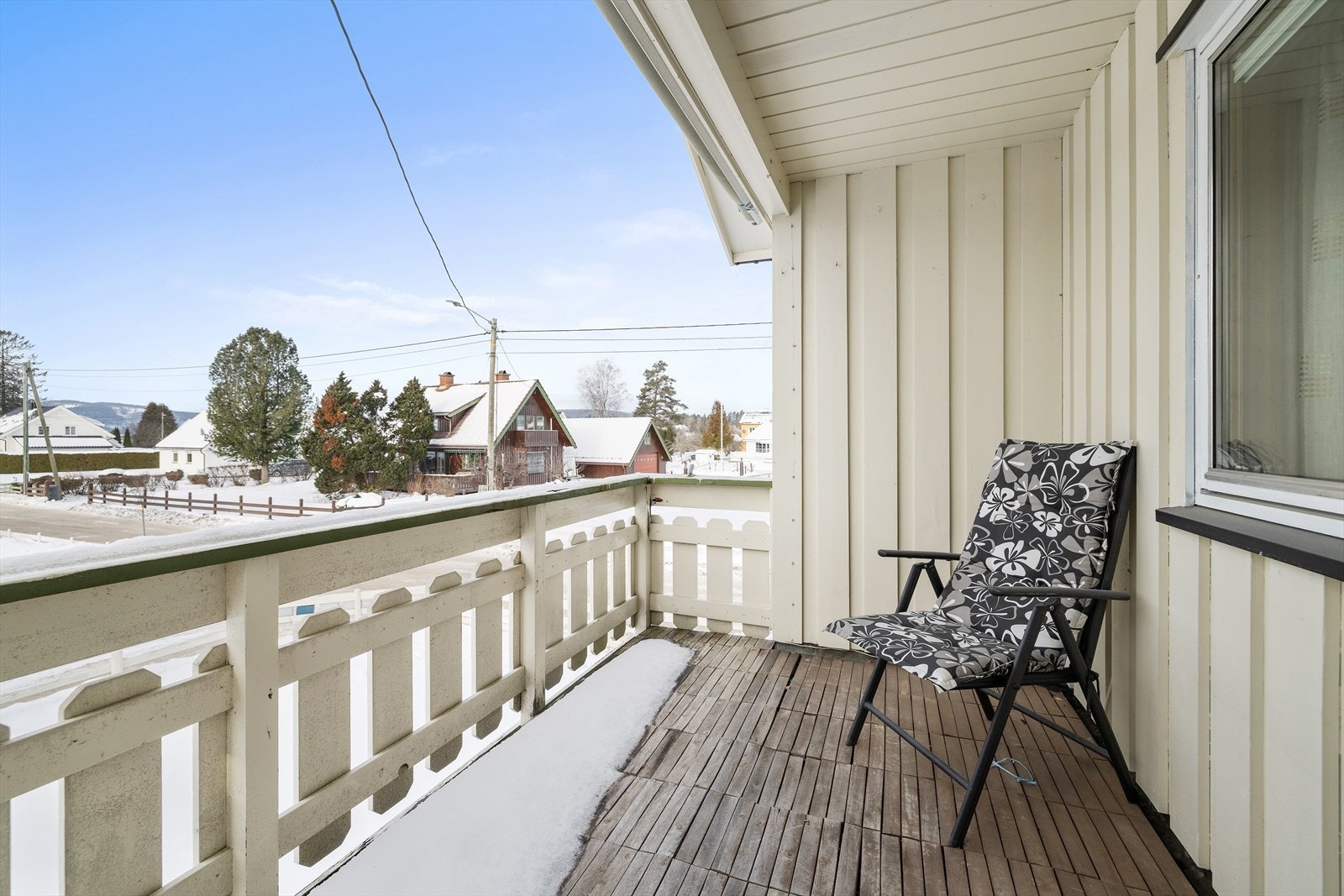 Fra stuen er det utgang til en delvis overbygget, vestvendt balkong på 6 m². Galleribilde