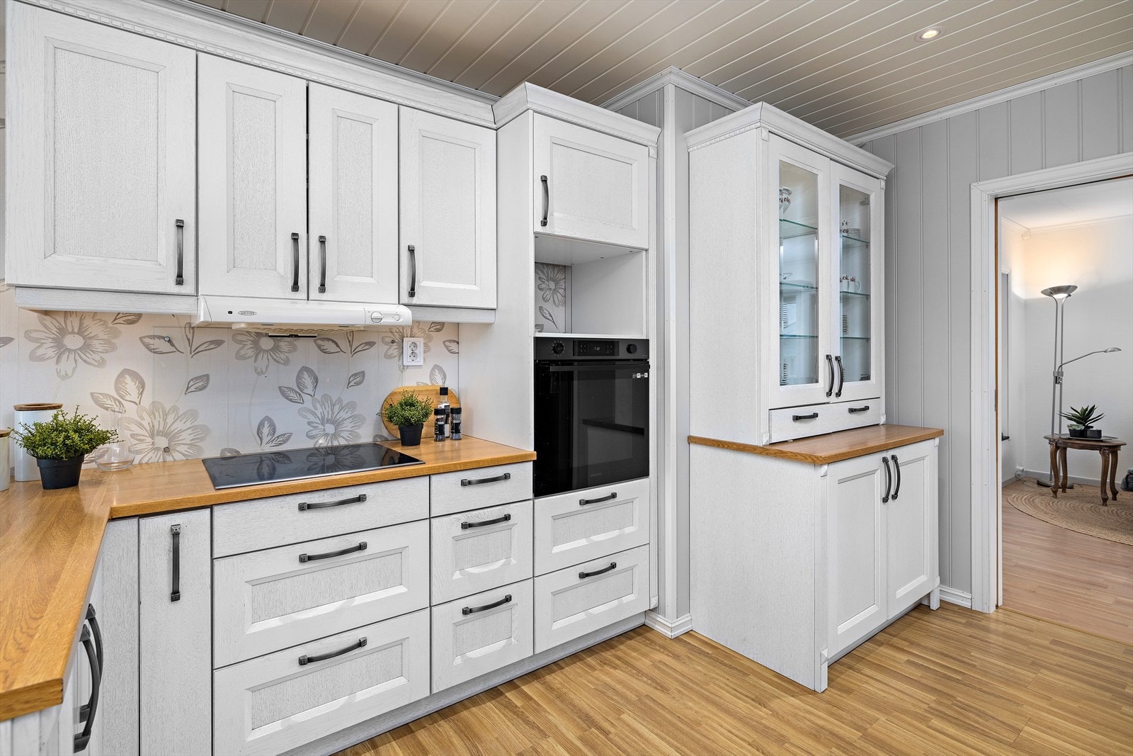 Kjøkken - Innredning med profilerte fronter, laminatbenkeplate og integrert stekeovn og platetopp. Galleribilde