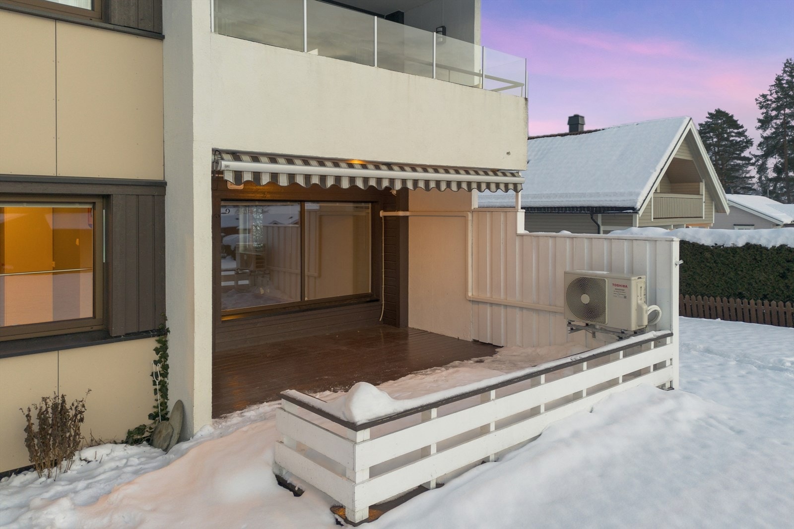 Utgang til solrik terrasse med markise - Her nytes herlige dager, meget lunt og usjenert! Galleribilde