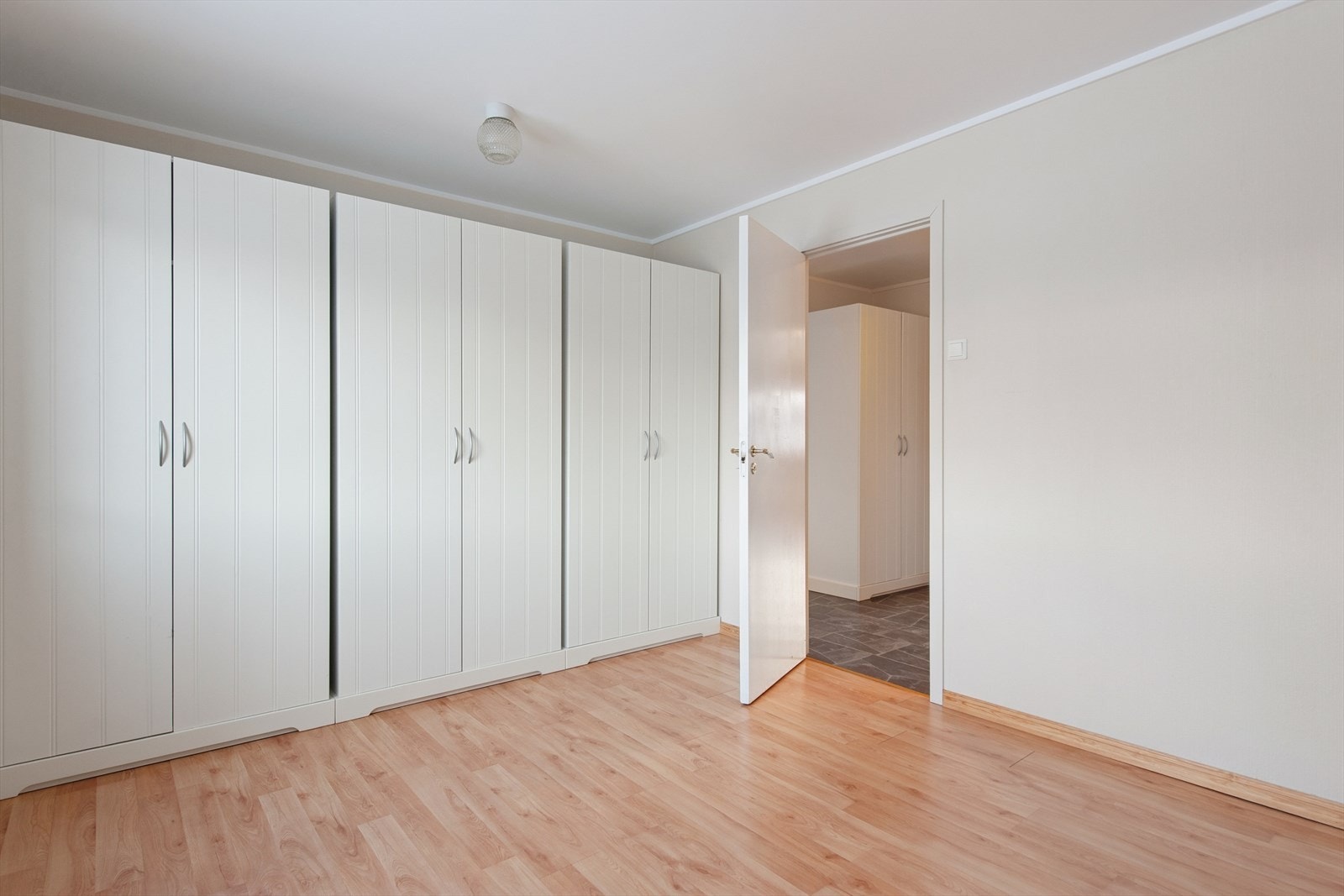 Stor garderobe. Galleribilde