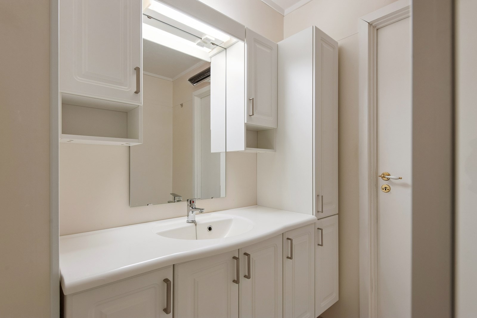 Bad med våtromstapet (vinyl) på vegger. Vinylbelegg på gulv. Galleribilde