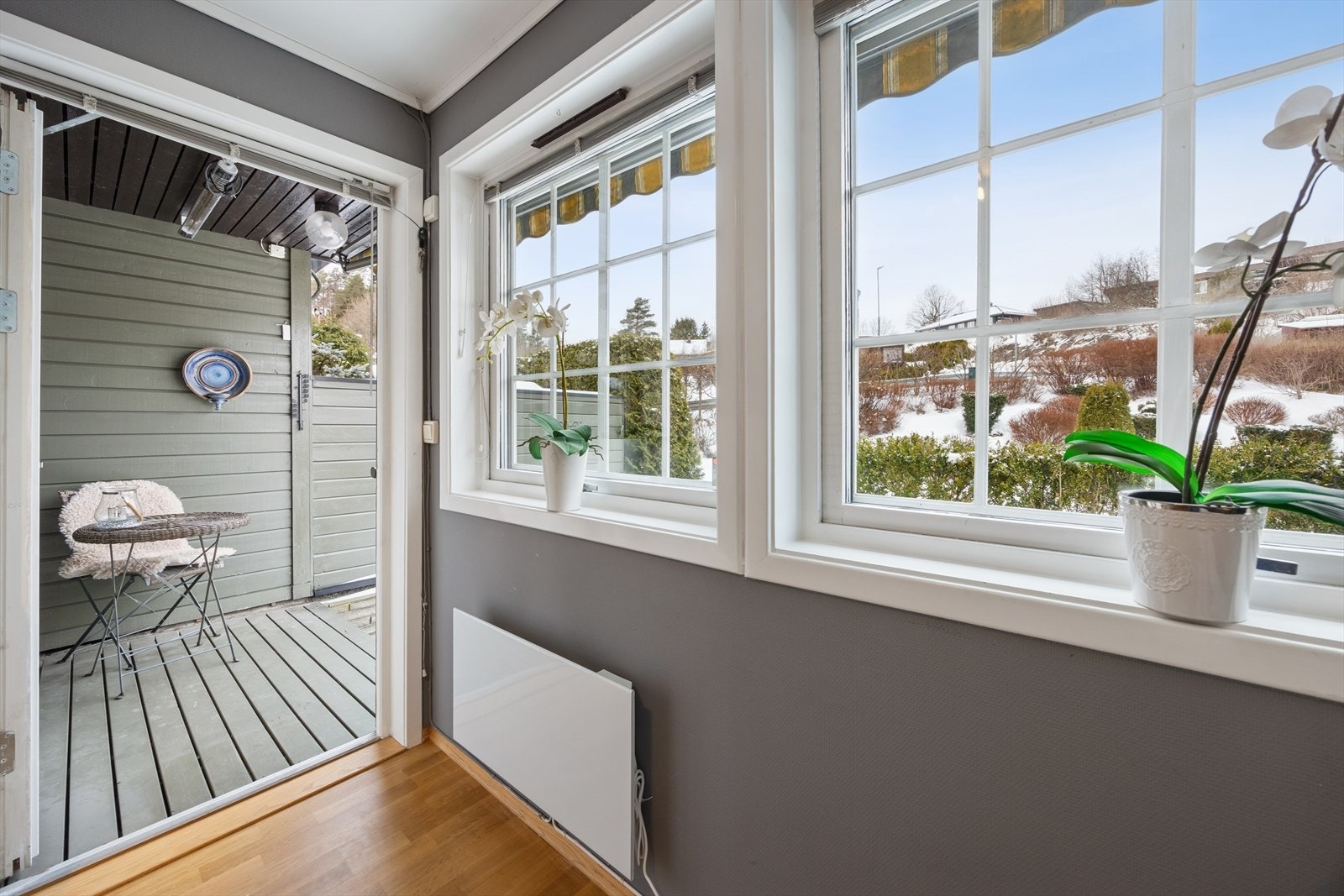 Via kjøkkenet er det videre utgang til en koselig terrasse. Galleribilde