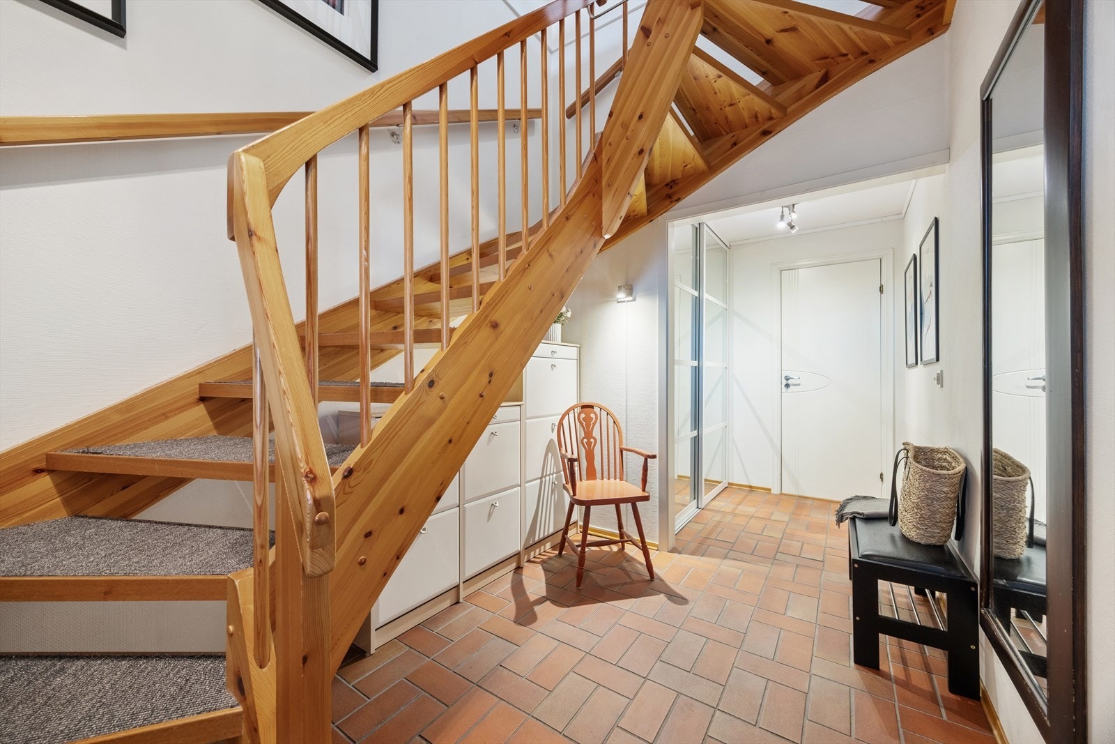 Velkommen inn! Lys entré med innebygget skyvedørsgarderobe. Innvendig bod med adkomst via dør i bildet. Galleribilde