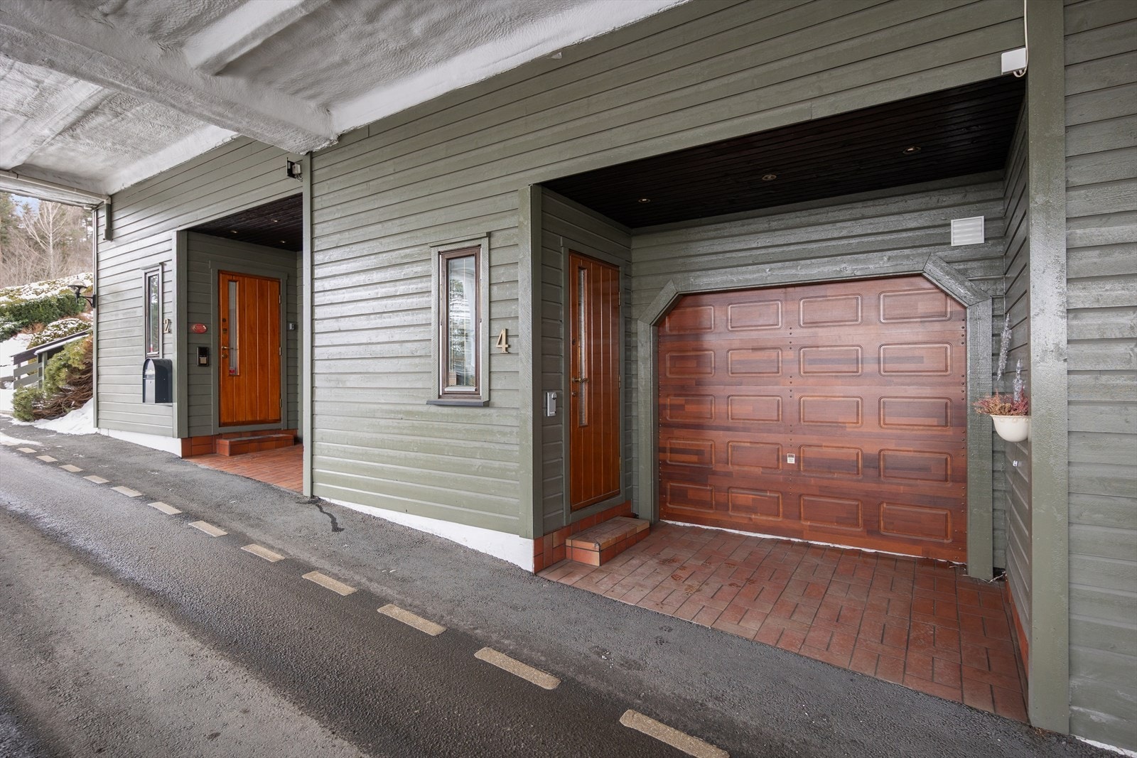 Lunt og hyggelig inngangsparti. Integrert garasje med parkering for bil. Galleribilde