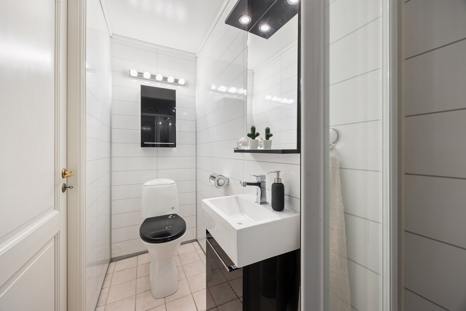 Bad i 1. etasje med toalett, servant og dusj. Galleribilde