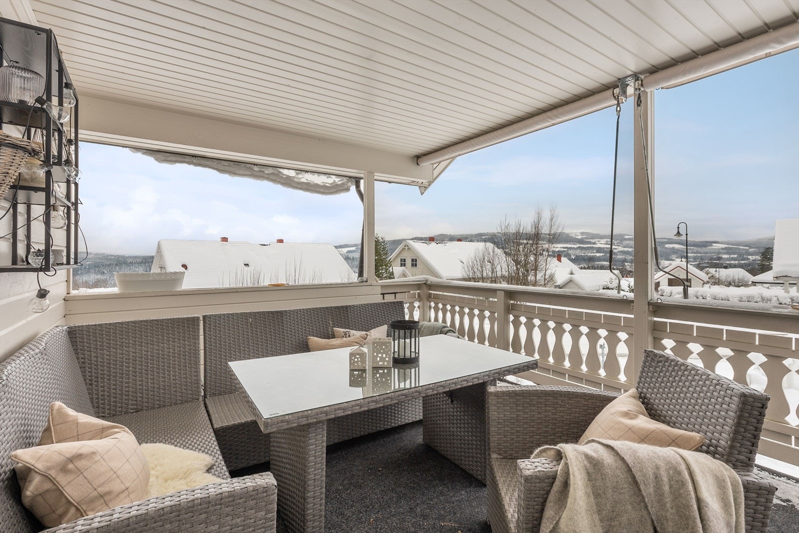 Overbygget og skjermet terrasse med gode solforhold Galleribilde