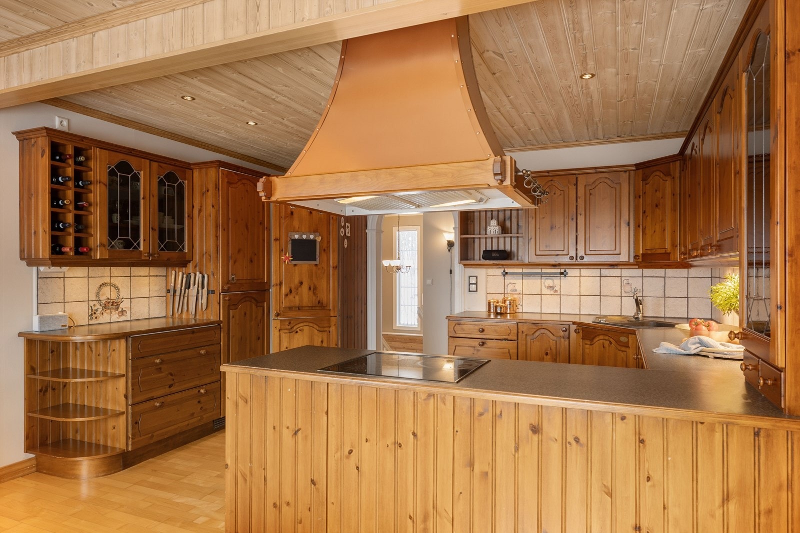 Stort kjøkken med god skap- og benkeplass Galleribilde