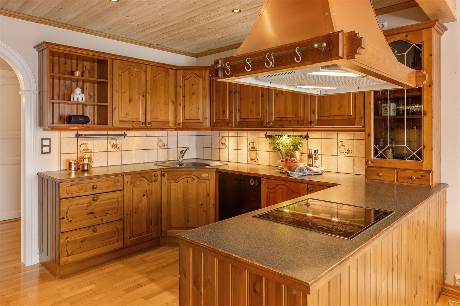 Rikelig med skap og skuffer Galleribilde