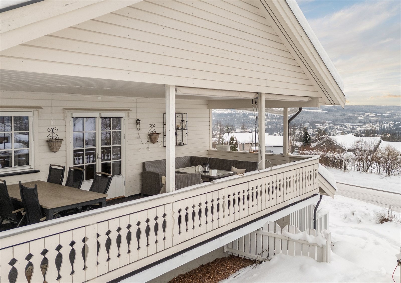 Overbygget terrasse med adkomst fra stue med flott utsikt Galleribilde