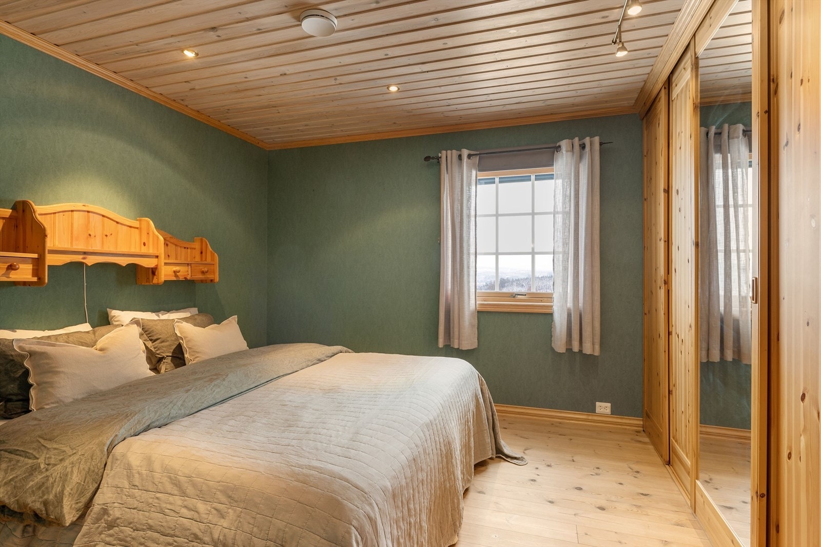 Stort hovedsoverom med god plass til dobbeltseng og nattbord på hver side Galleribilde