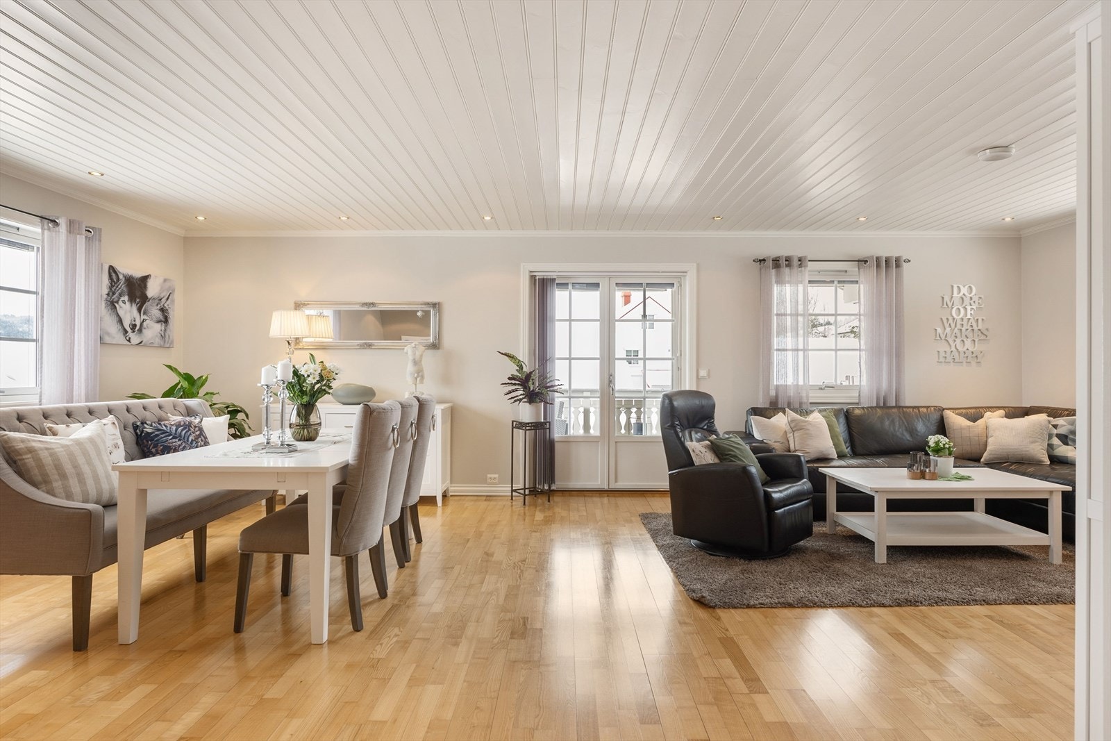 Romslig stue med godt gjennomlys og downlights i himling Galleribilde