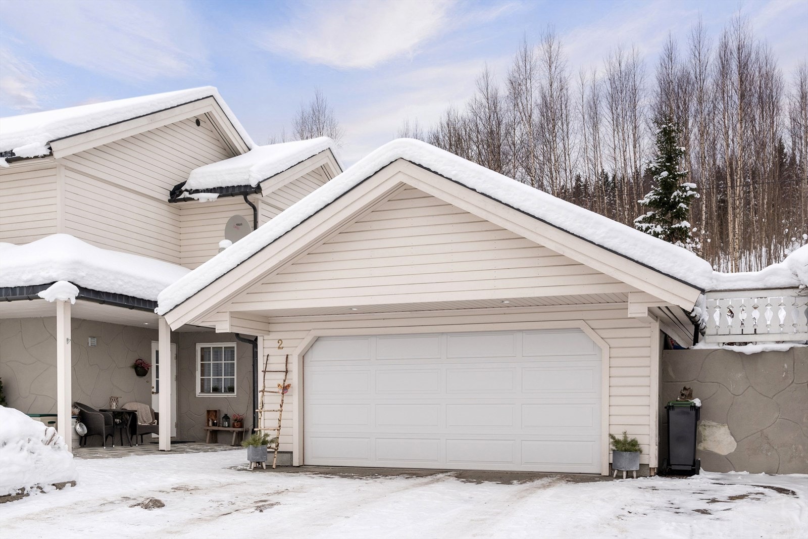 Stor dobbelgarasje med 3 boder i bakkant Galleribilde