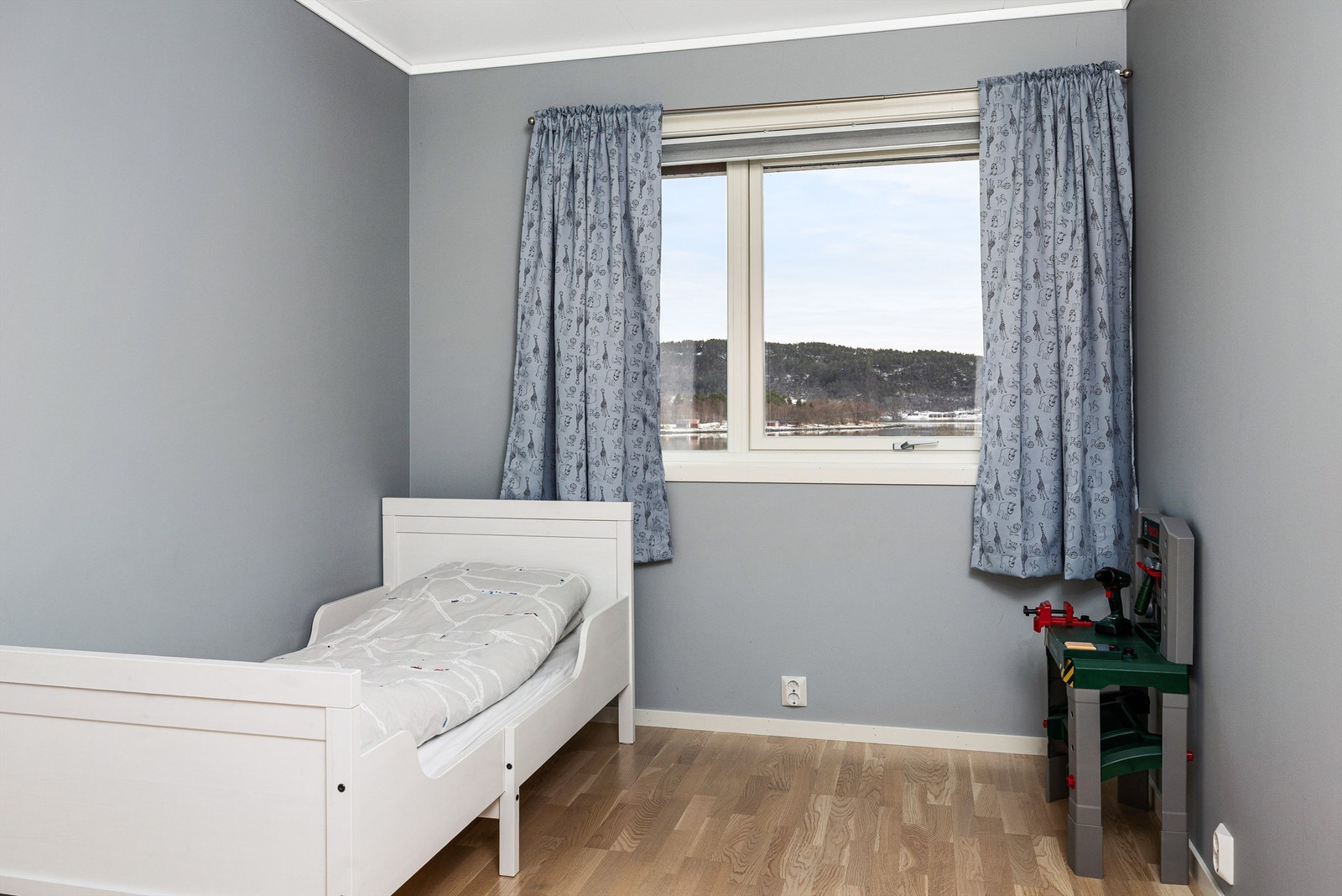 Fra soverommene er det i likhet med resten av boligen upåklagelig utsikt Galleribilde