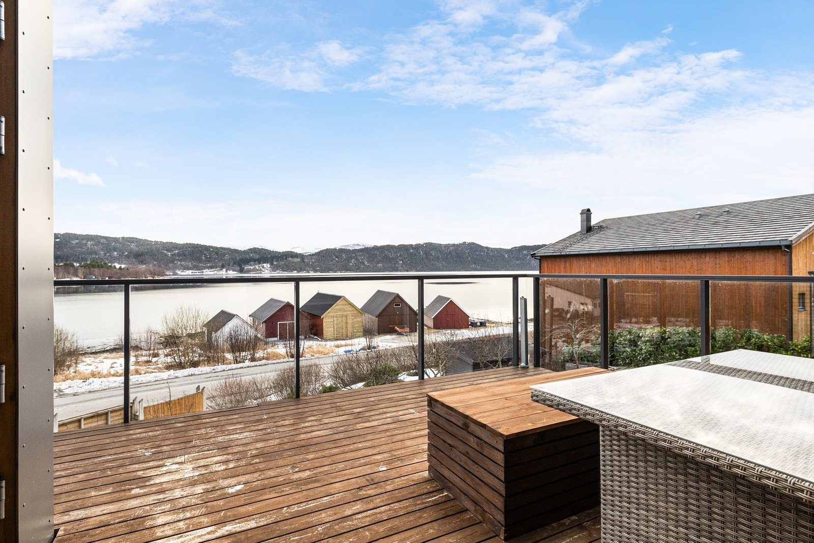 Lun solrik veranda av god størrelse med vakker utsikt Galleribilde