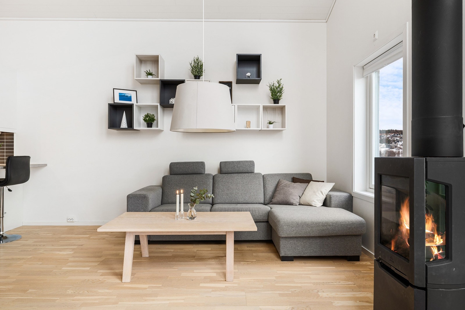 Stue med vedovn som gir godt med varme Galleribilde