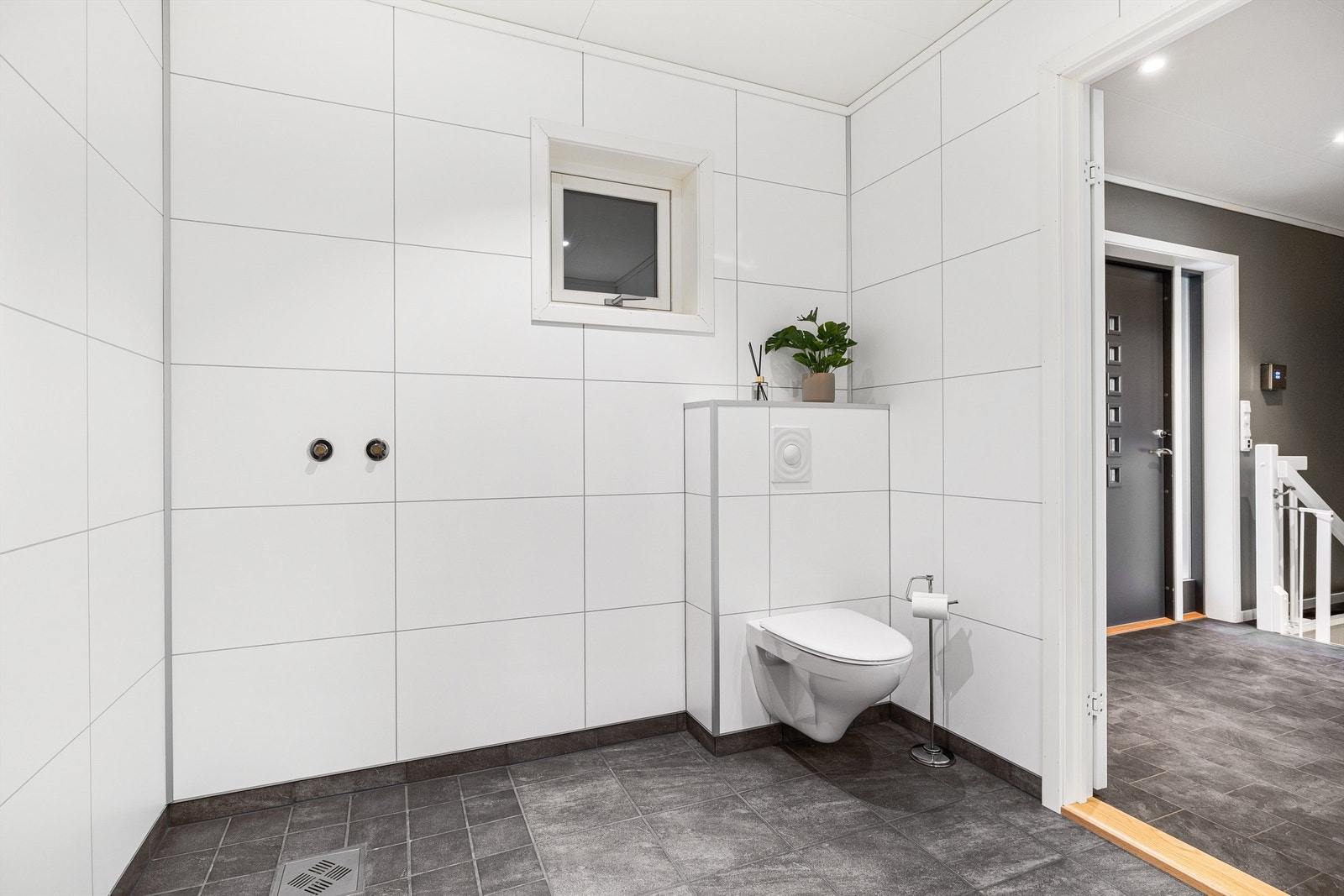 Vegghengt toalett og mulighet for å installere dusj Galleribilde