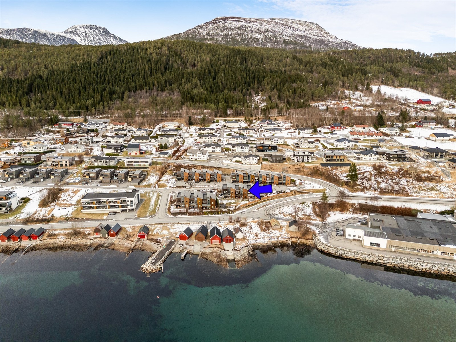 Strandtunet boligområde har en fantastisk beliggenhet helt nede ved sjøkanten i idylliske Eidsvika i Tennfjord. Her bor du både landlig og fredelig, men samtidig sentralt
Området Galleribilde
