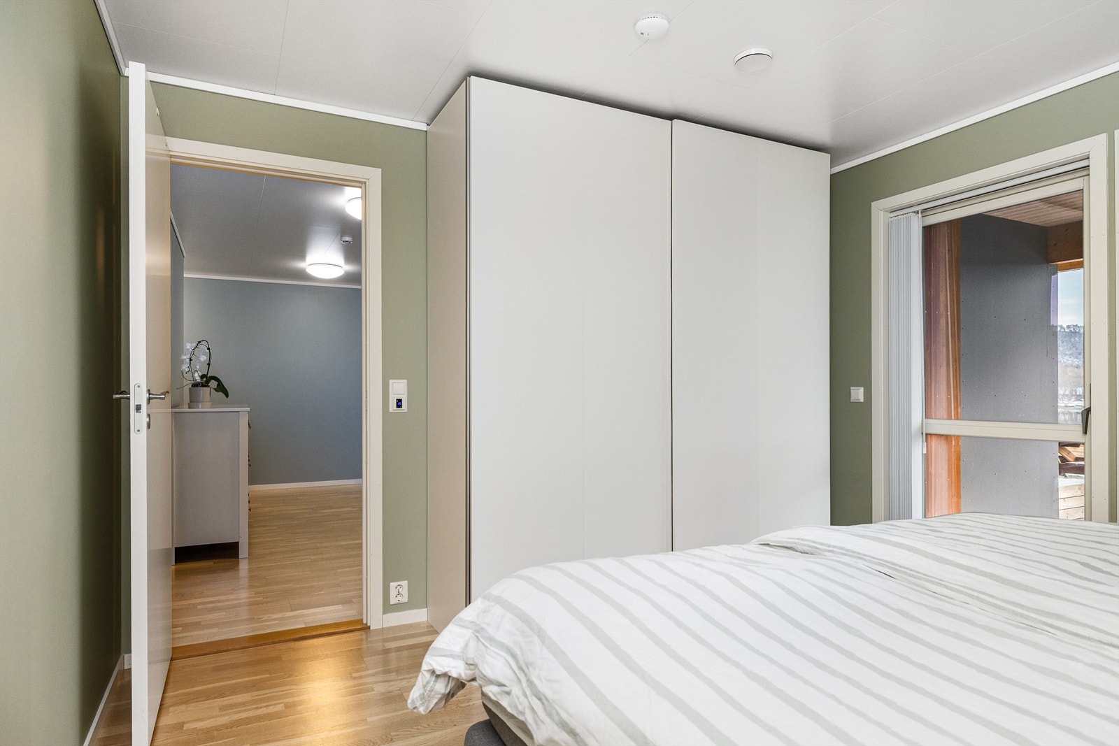 Hovedsoverommet har god skapplass med skyvedørsgarderobe Galleribilde