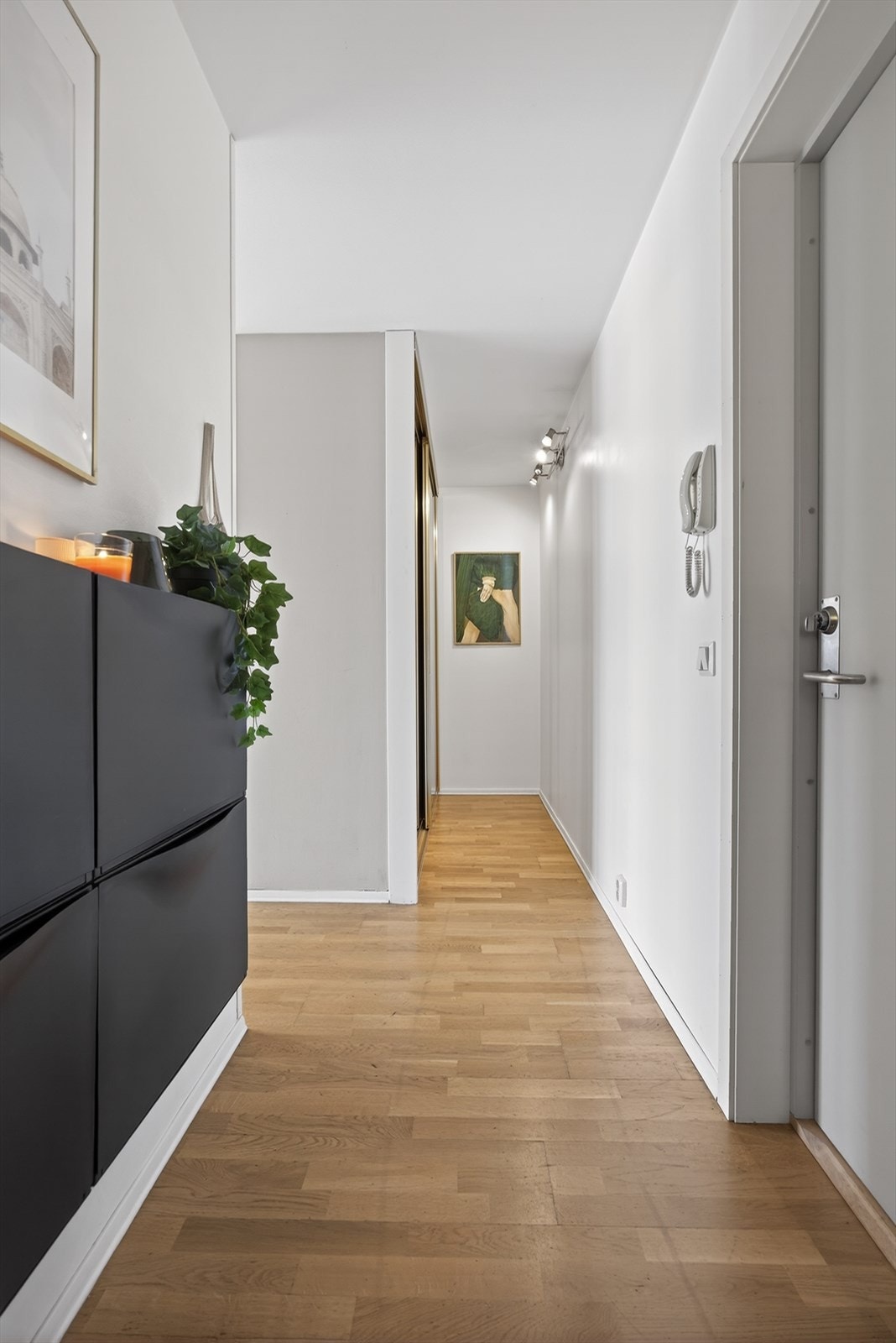 Entréen oppleves romslig og har funksjonelle løsninger for sko og yttertøy. Galleribilde