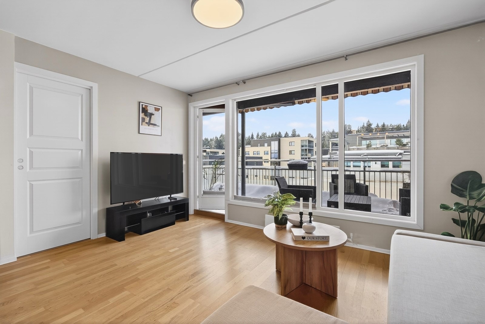 Svært store vindusflater gir leiligheten et lyst og luftig preg. Galleribilde