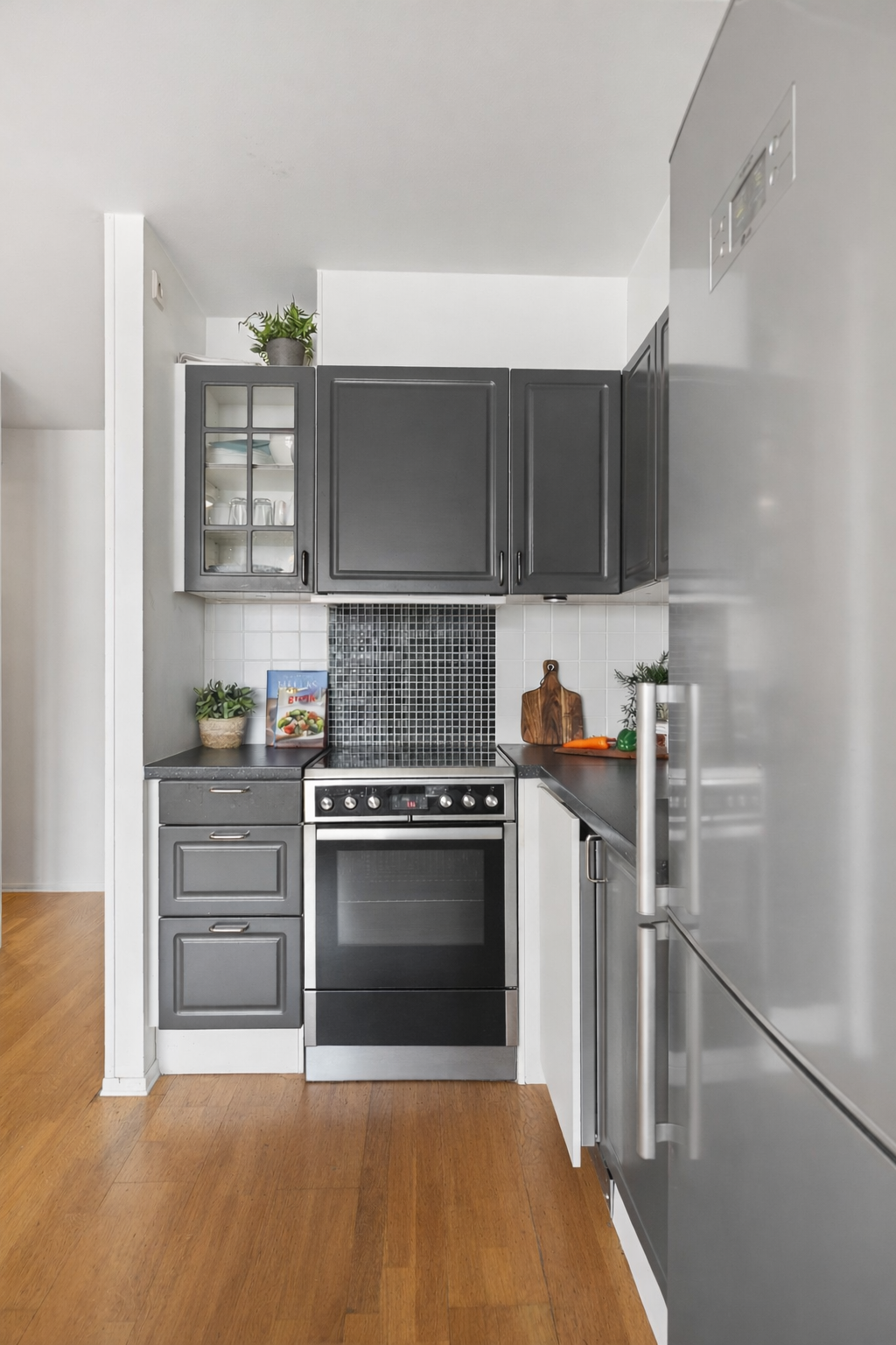 Funksjonelt kjøkken med praktiske løsninger som gjør hverdagen enkel. Galleribilde