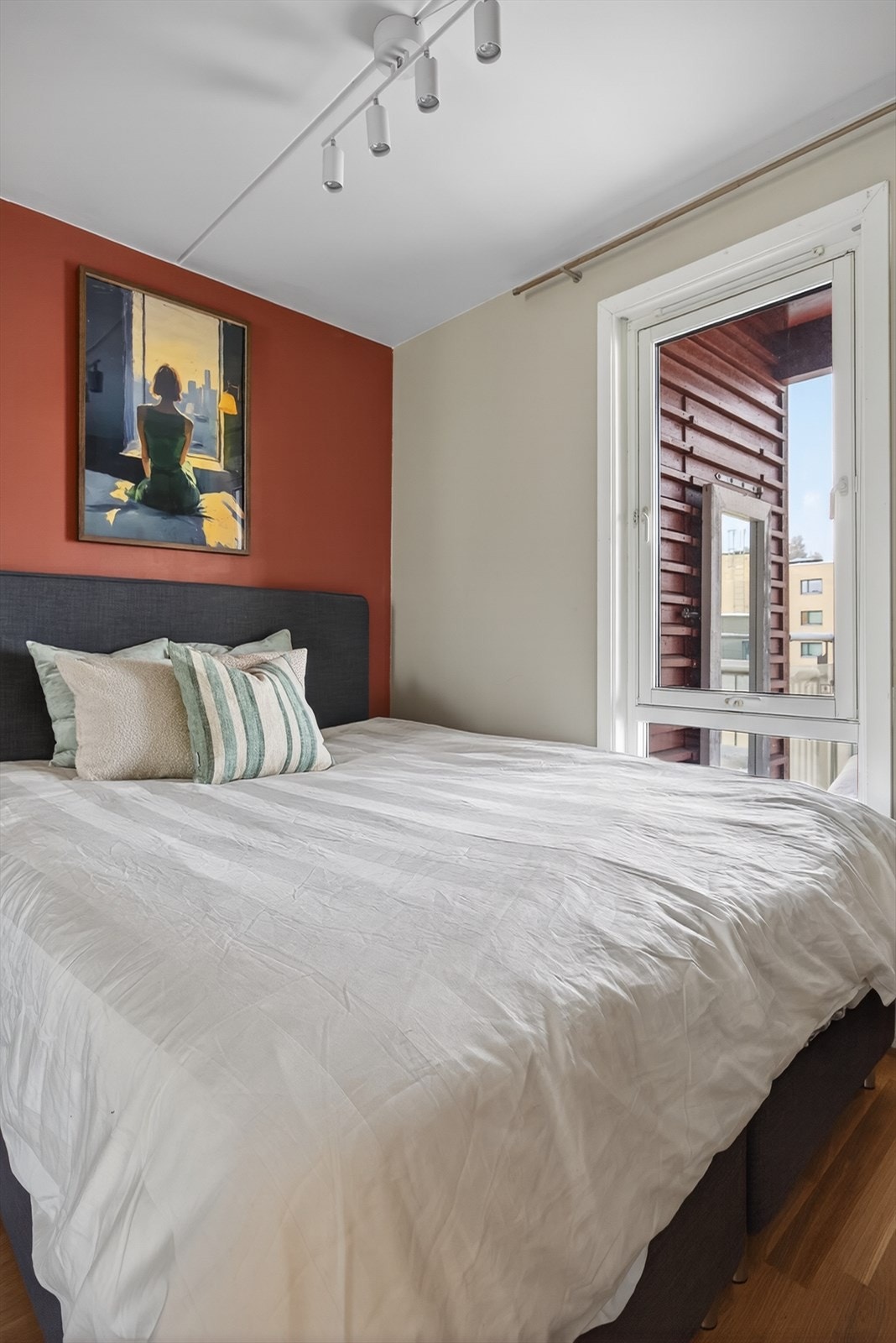 Soverommet har vindu som sikrer behagelige lysforhold. Galleribilde