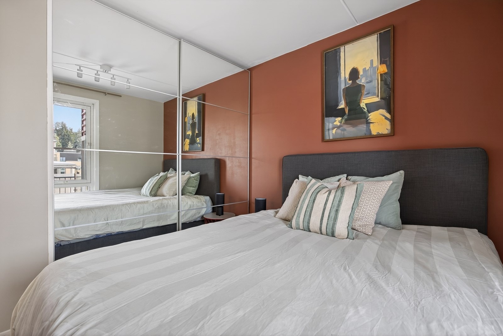 Soverommet fremstår lyst og luftig, med løsninger som bidrar til en god romfølelse. Galleribilde