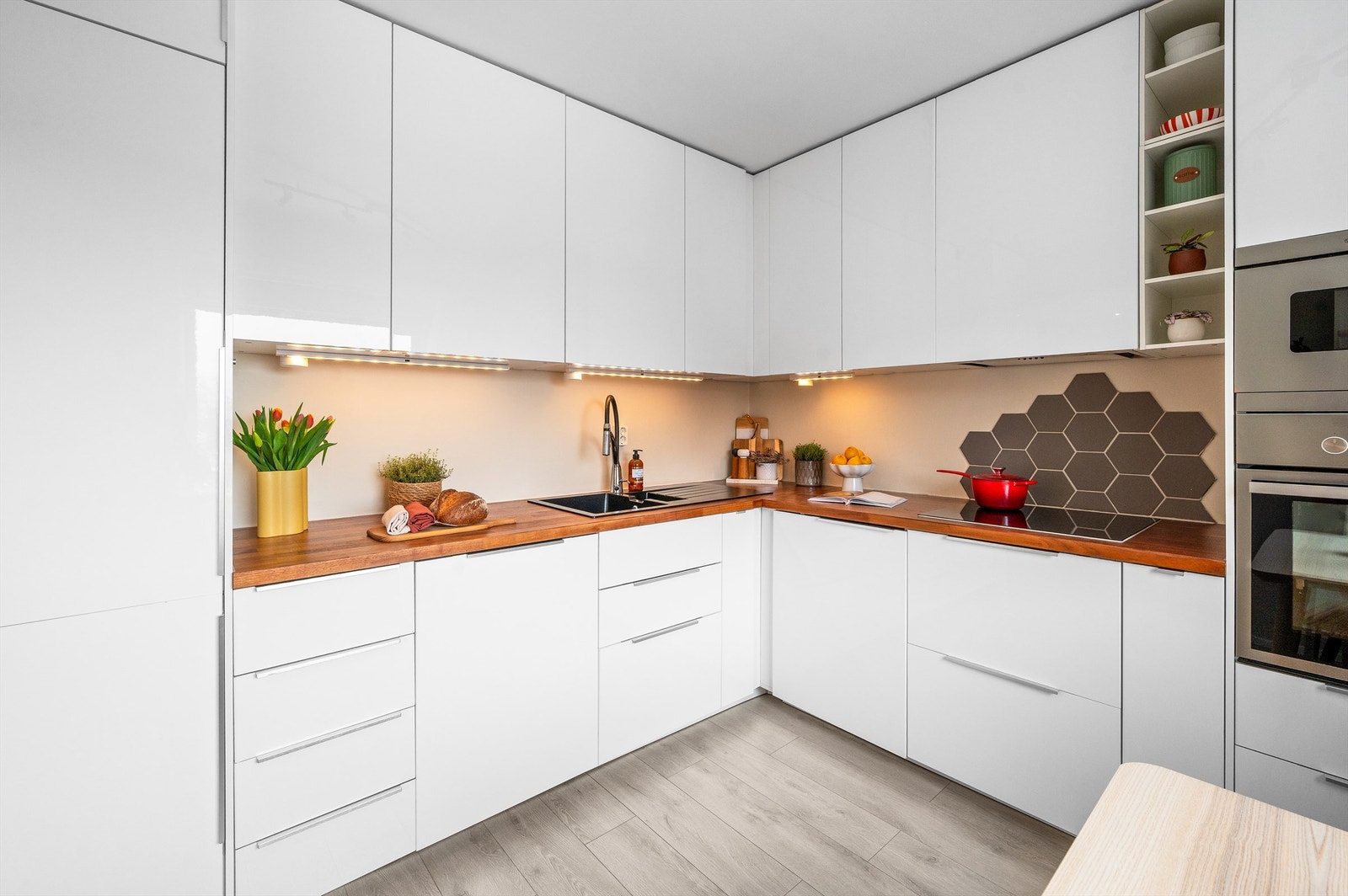 Kjøkkeninnredningen fra IKEA (2018) har glatte fronter. Den gode benkeplassen gjør matlagingen enkel. Galleribilde