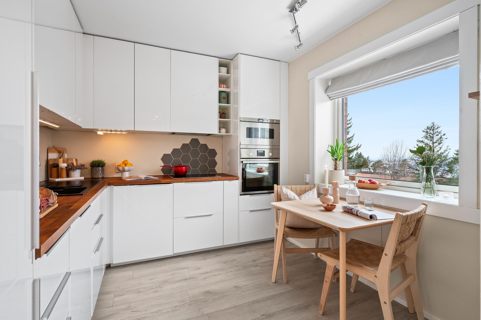 Funksjonelt kjøkken holdt i en separat løsning der du får en fin sone for matlagingen. Det er rikelig med oppbevaringsplass i både skuffer og skap. Galleribilde