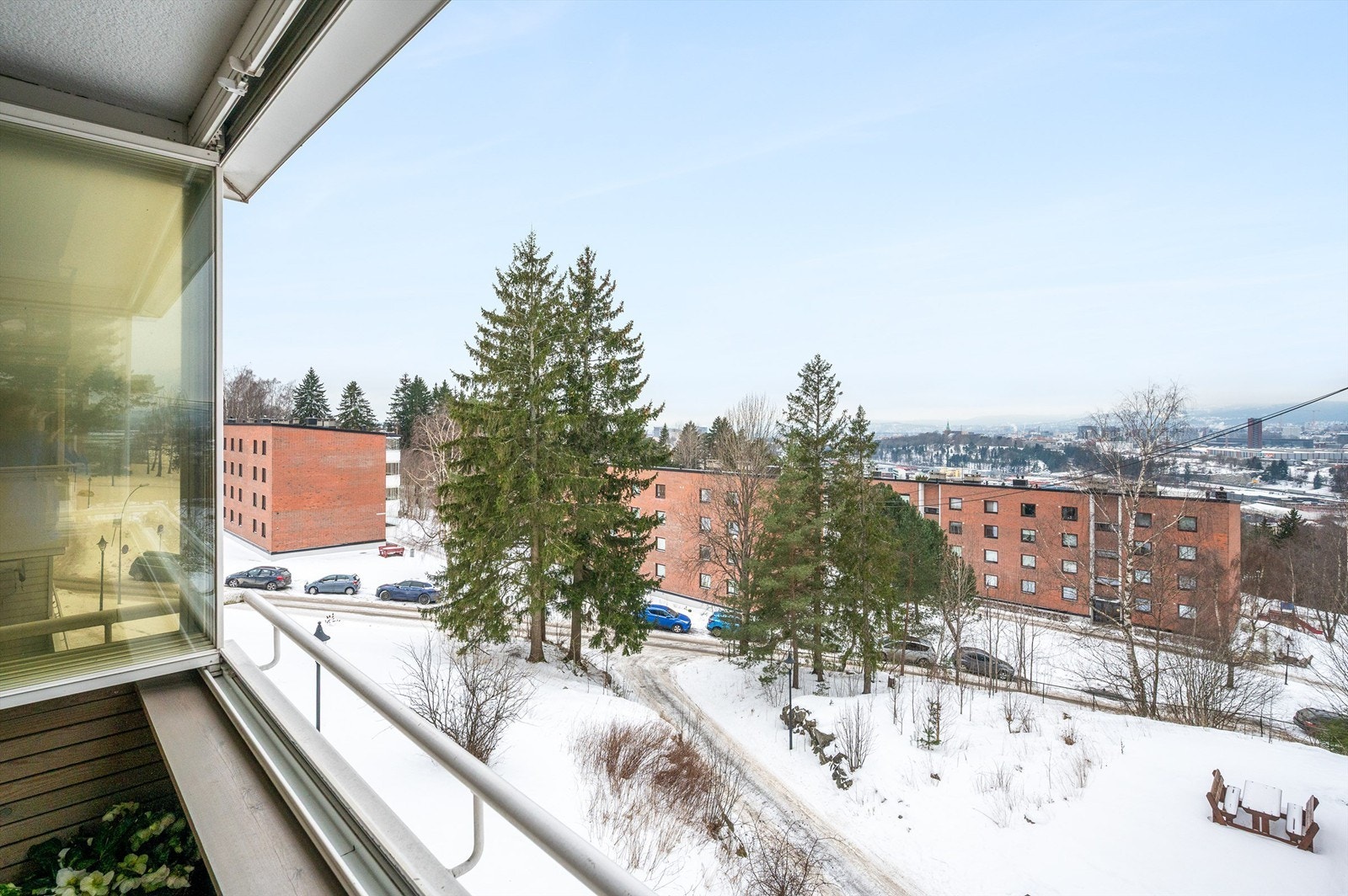 Leiligheten har en attraktiv og tilbaketrukket beliggenhet i et etablert boligområde. Galleribilde