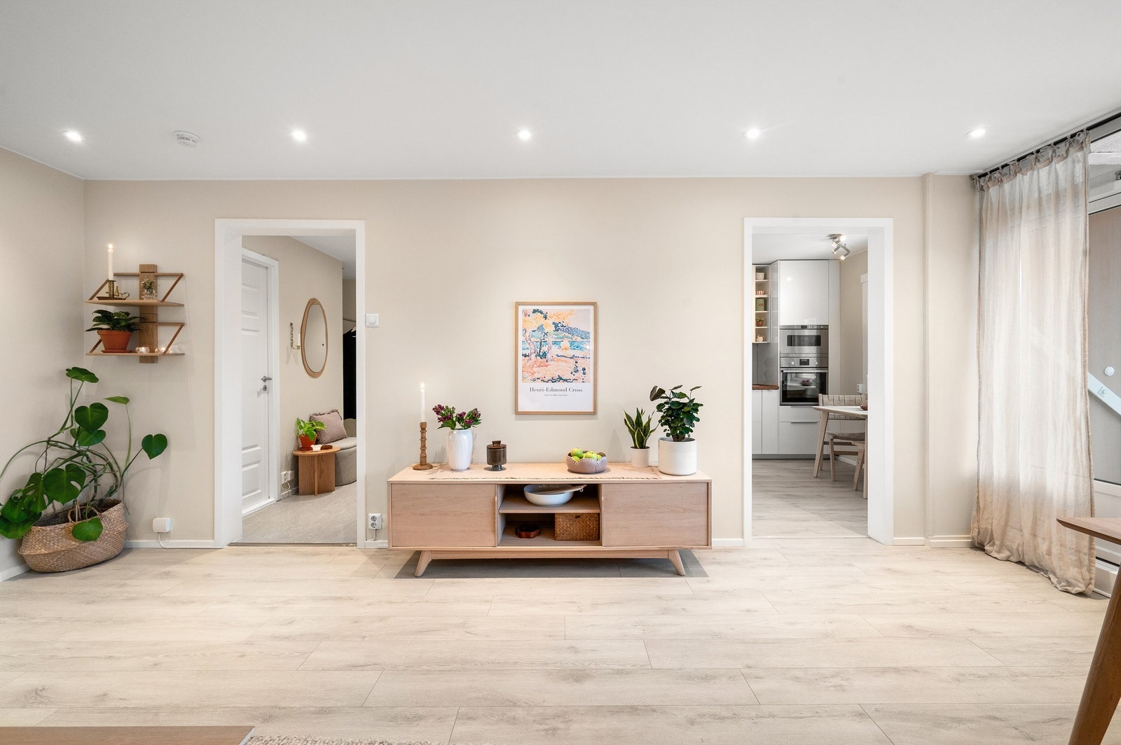 Gulvet i stuen er belagt med laminat, og himlingen har innfelte downlights. Galleribilde