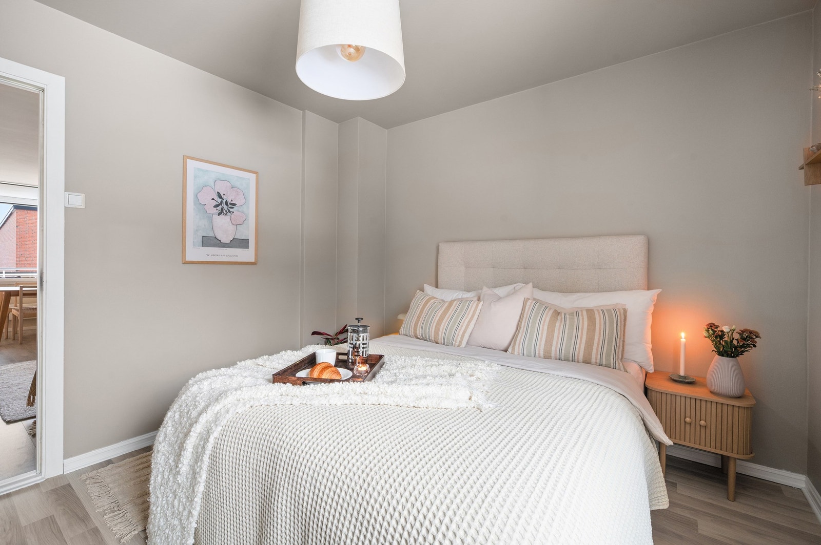 Gjennomtenkte detaljer og en dempet fargepalett skaper en behagelig atmosfære på soverommet. Galleribilde