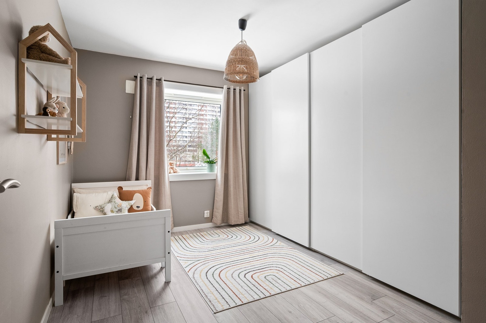 Det er også god plass til garderobe på barnerom. Garderobeskapet medfølger ikke. Galleribilde