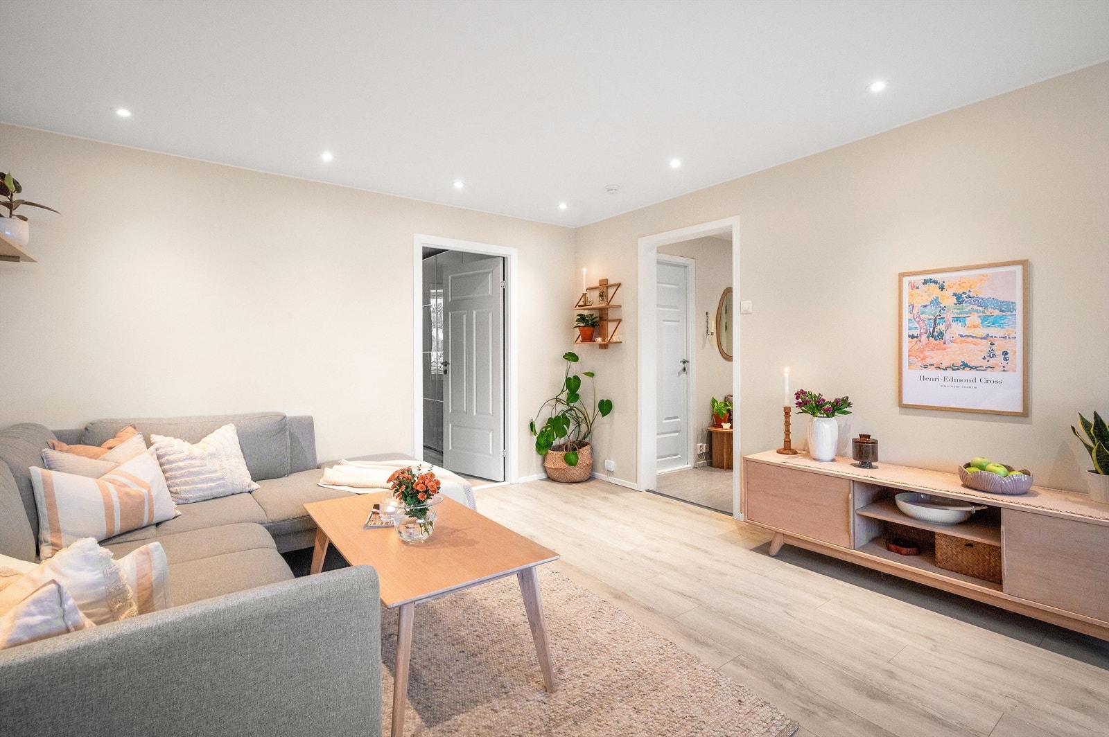 Stuen er et sentralt rom som binder sammen leilighetens soner på en naturlig måte. Galleribilde