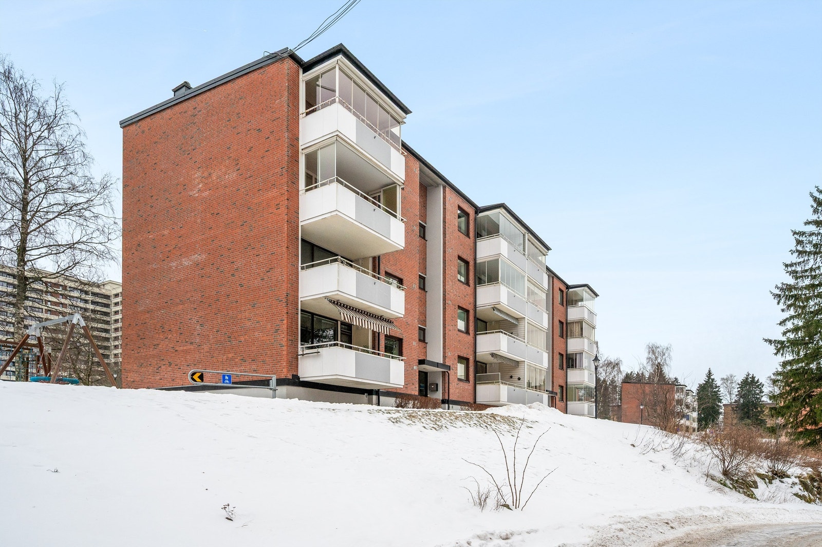 Leiligheten ligger i en klassisk boligblokk fra 1965 i Smalvollskogen borettslag. Galleribilde