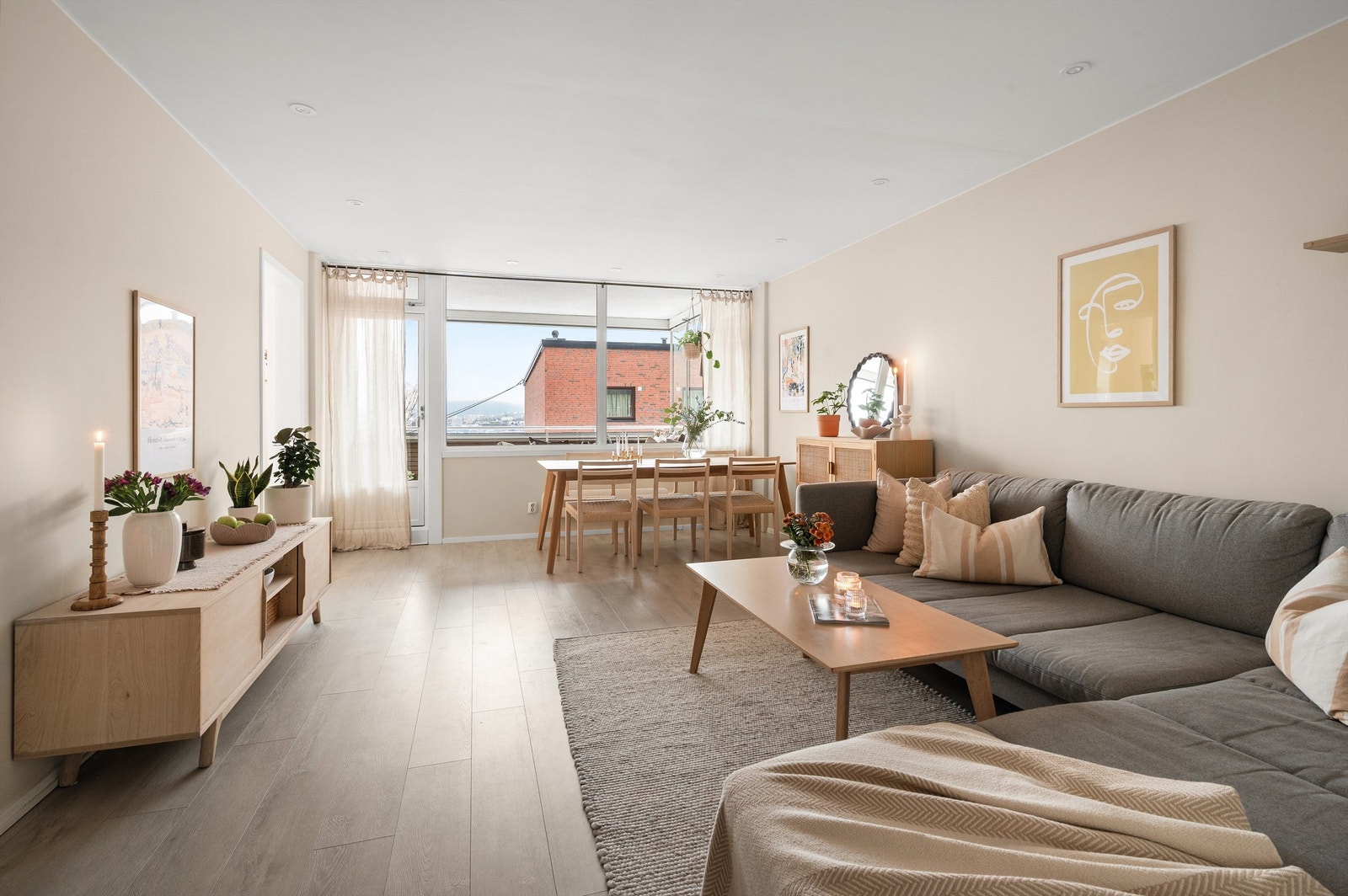 Store vindusflater gir rikelig med lys og skaper en luftig atmosfære i boligen. Galleribilde