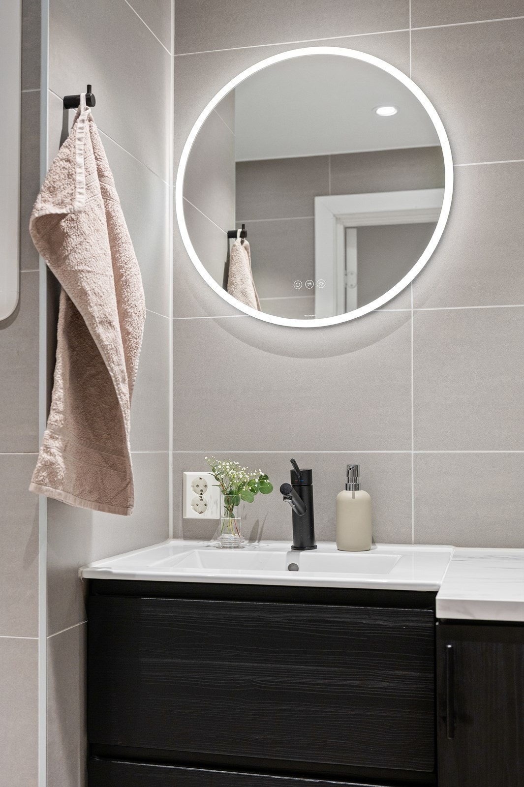 Innredningen fra Vikingbad (2022) inkluderer servant og speil med integrert lys. Galleribilde