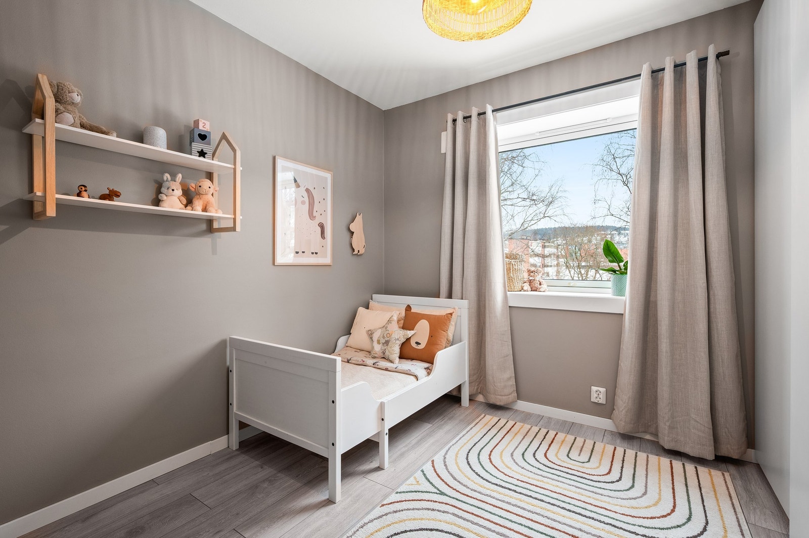 Leilighetens andre soverom egner seg ypperlig som barnerom, gjesterom eller kontor. Galleribilde