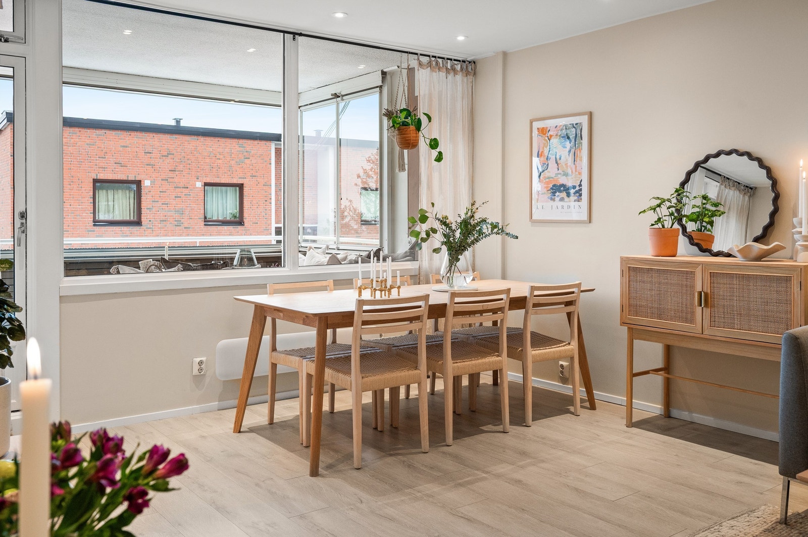 Her er det god plass til en spisegruppe for hyggelige middager med venner og familie. Galleribilde