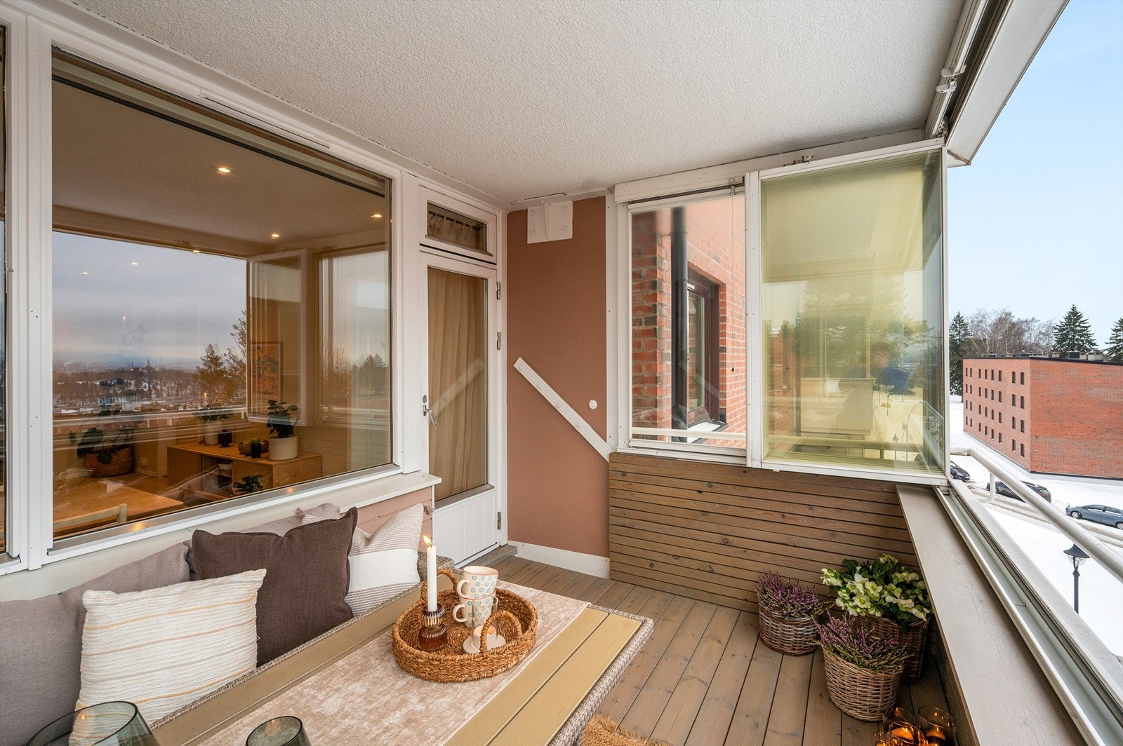 De foldbare glasspanelene gjør det enkelt å åpne opp på varme dager, og gjør det også mulig å nyte balkongen på ikke fullt så varme dager. Galleribilde