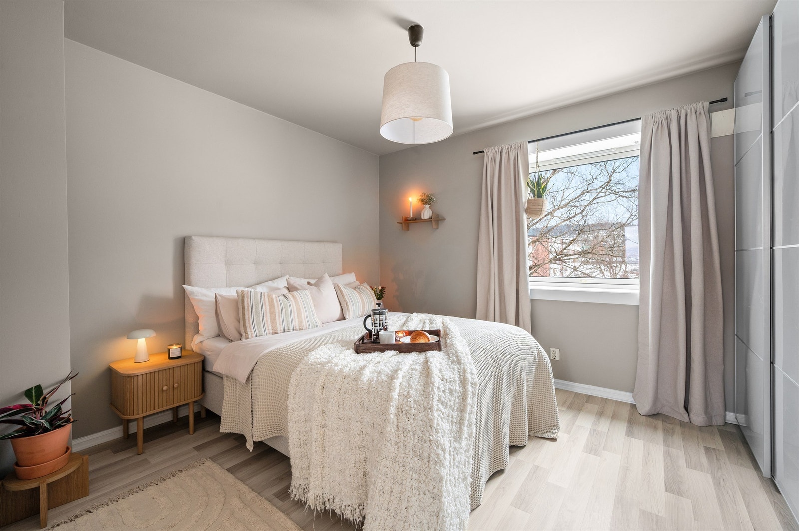 Hovedsoverommet er av god størrelse med plass til dobbeltseng og tilhørende møblement. Galleribilde