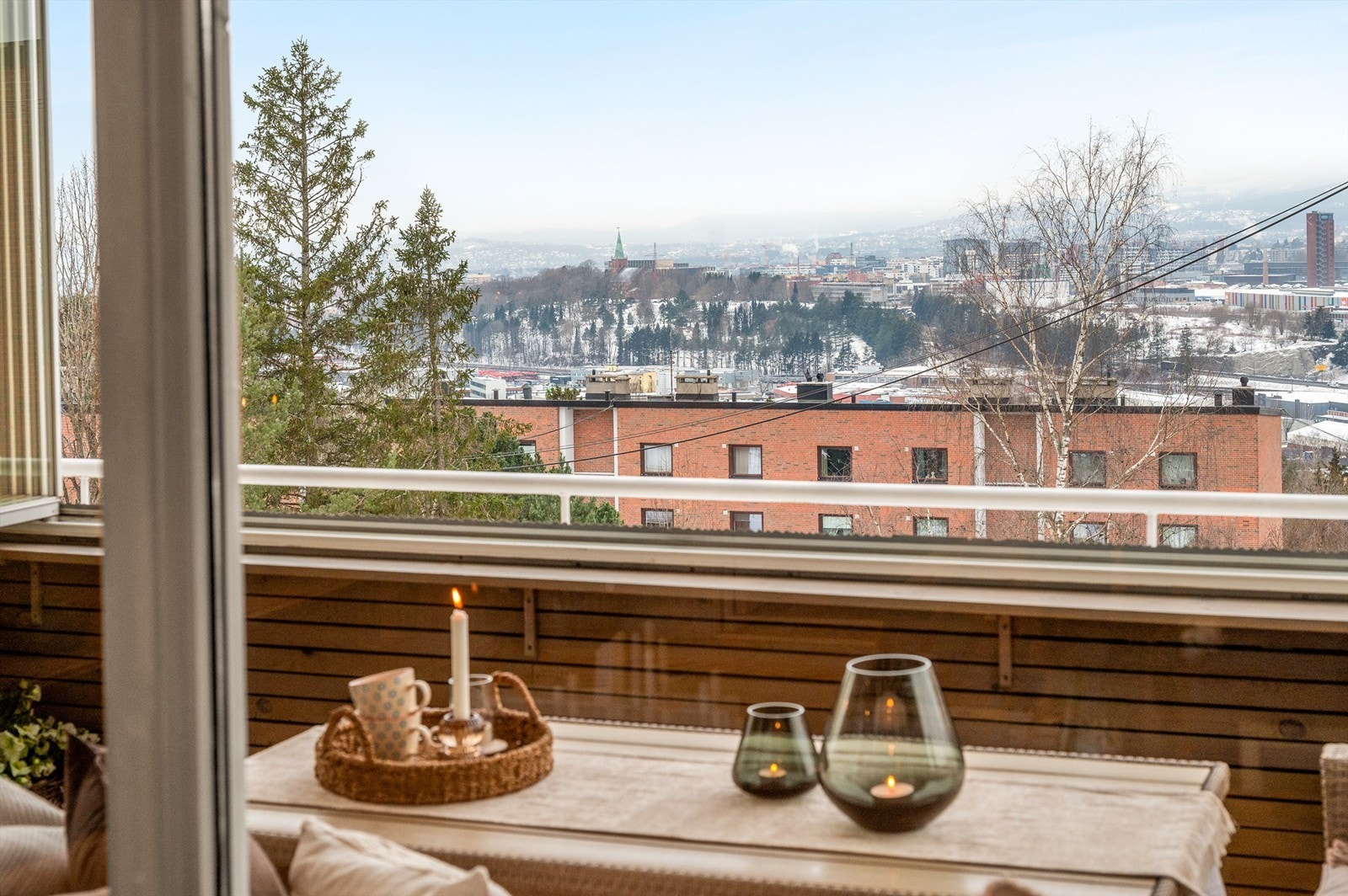 Fra balkongen har du en fantastisk og åpen utsikt over nærområdet og Oslo. Galleribilde