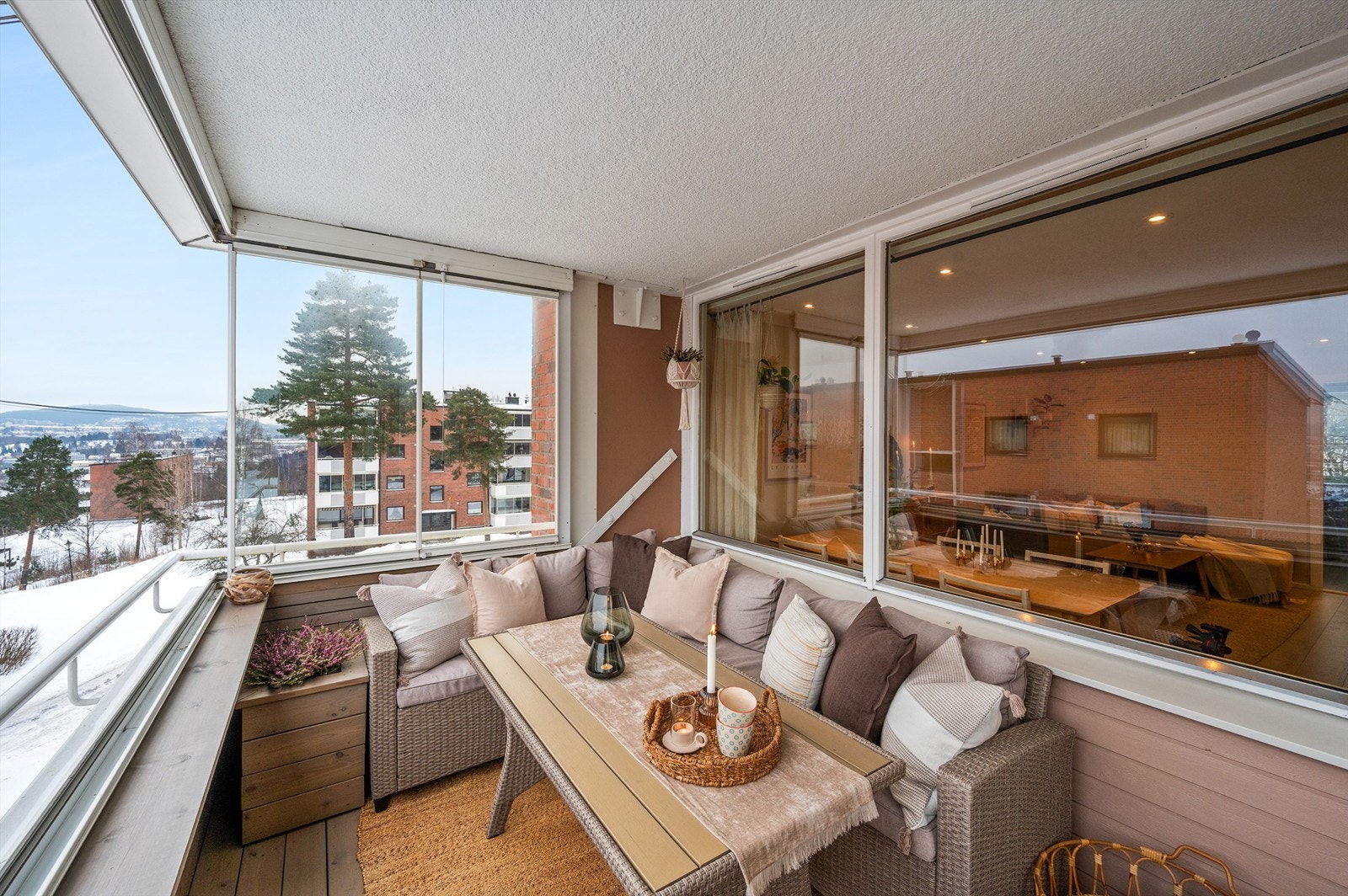 Balkongen ble oppgradert i 2021 med terrassegulv og spiler på innsiden av rekkverket. Galleribilde