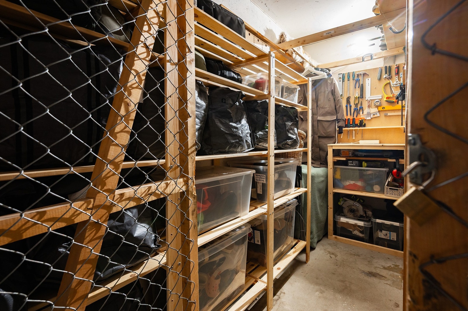 Leiligheten disponerer tre boder, én i samme etasje og to i kjelleren, for svært god lagringsplass. Galleribilde