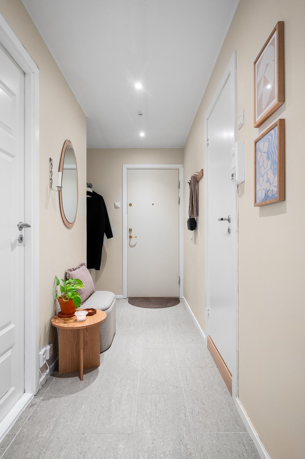 Innbydende entré med lyd- og brannklassifisert dør som gir et godt førsteinntrykk av boligen. Galleribilde