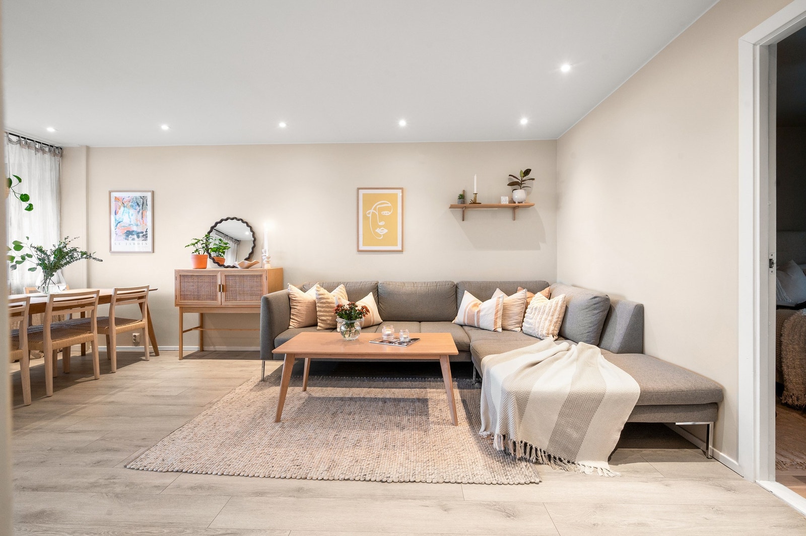 Her er det god plass til en romslig sofagruppe med tilhørende salongbord. Galleribilde