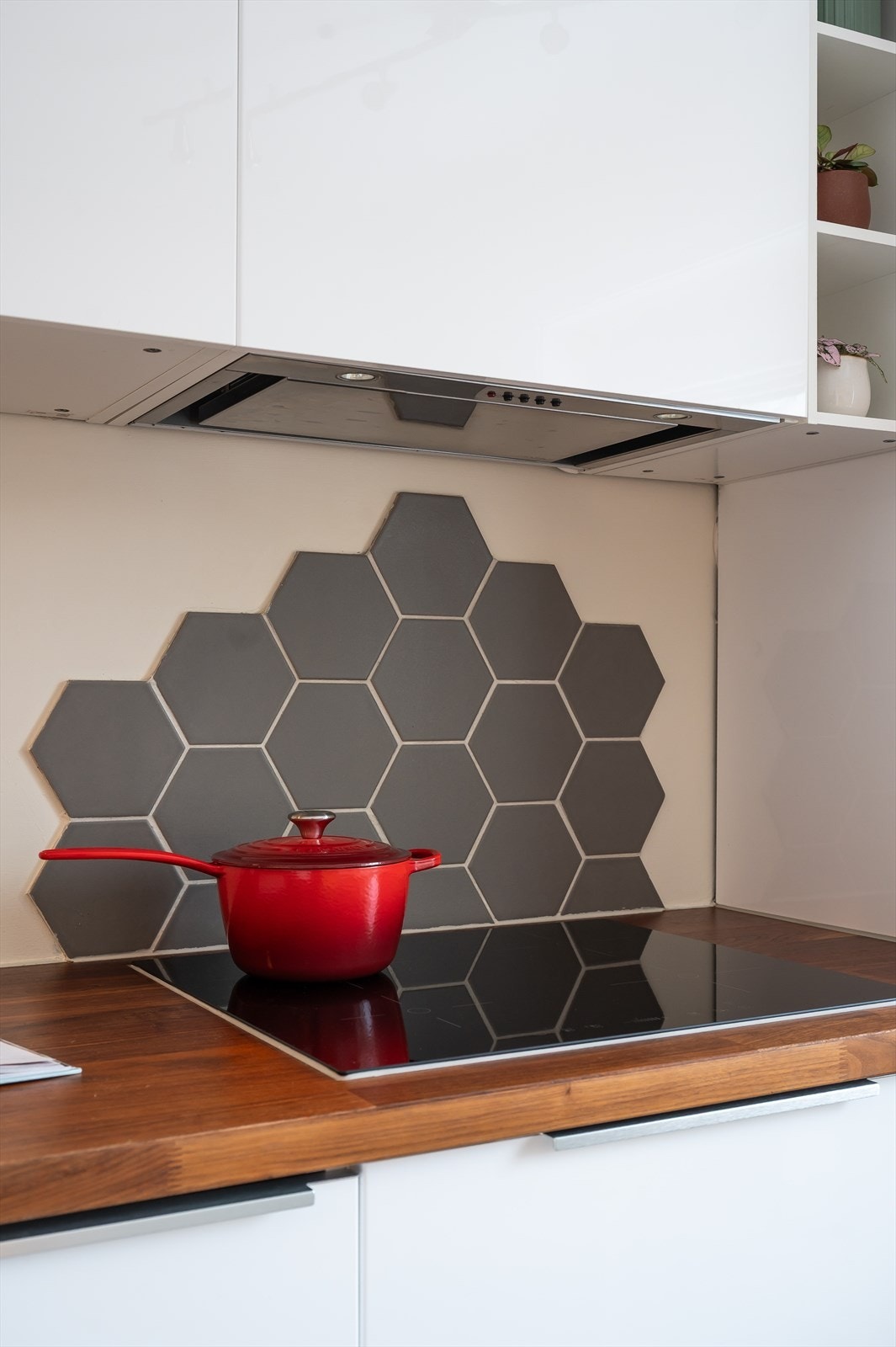 Alle hvitevarer er sømløst integrert, inkludert platetopp, stekeovn og oppvaskmaskin. Galleribilde