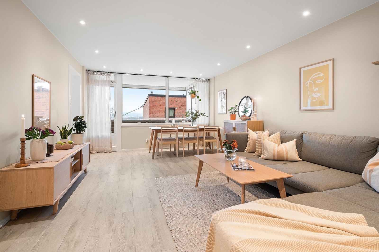 Tom Martinsen v/Krogsveen har gleden av å presentere en tidløs og gjennomgående 3-roms med god standard og fin utsikt. Galleribilde